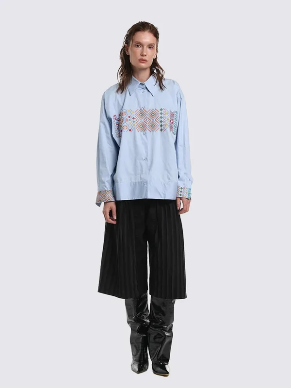 Жіноча сорочка oversize з вишивкою «Код традиції», блакитна - 1